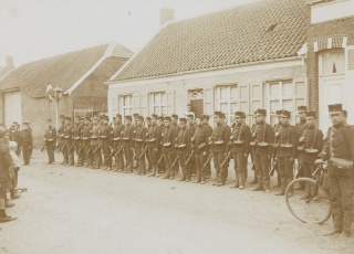 Militairen: Onderofficieren En Soldaten Bij Het Leger In West-Indië ...